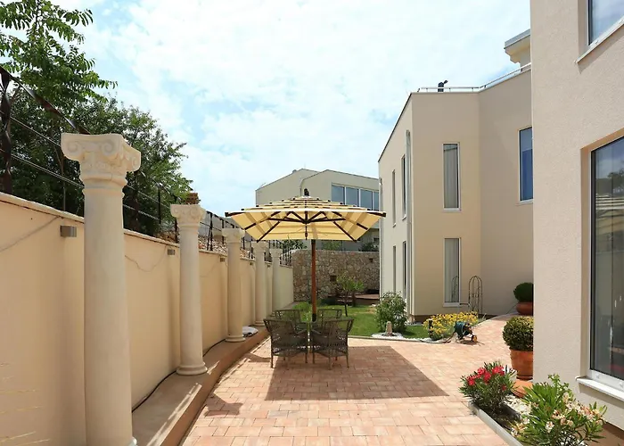 2 Bedroom Awesome In Feriehus Murter