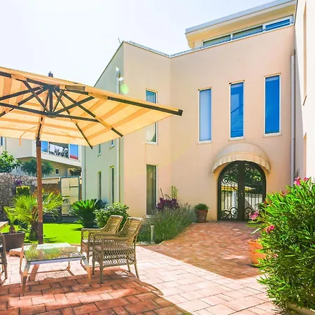 2 Bedroom Awesome In *